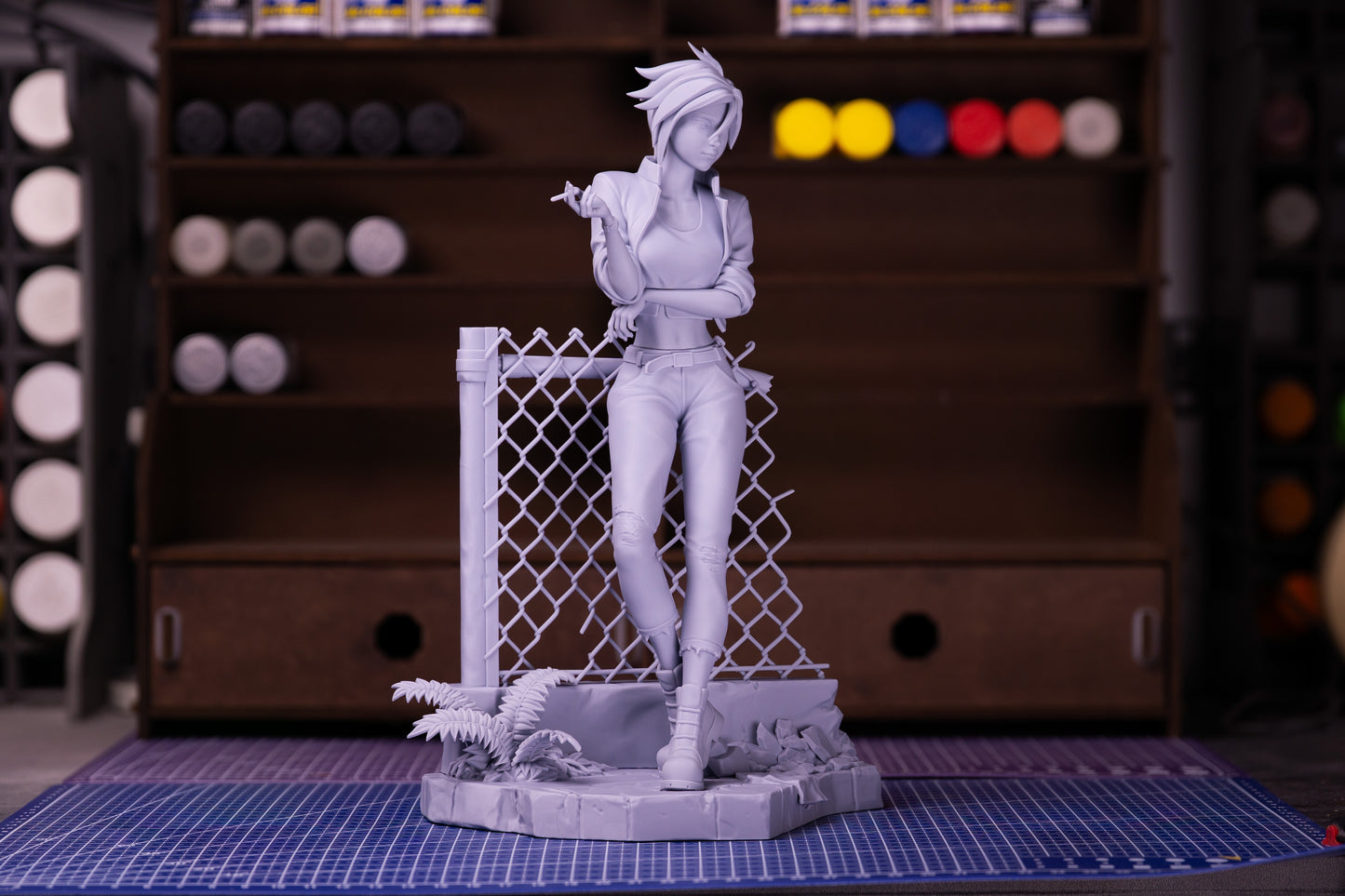 Invisigal — Dispatch — Escultura de resina